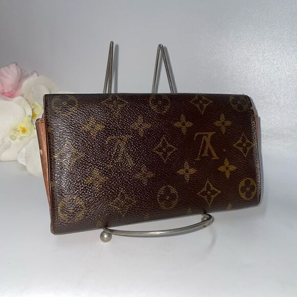 Authentic Louis Vuitton Monogram Sarah Wallet - Picture 2 of 14